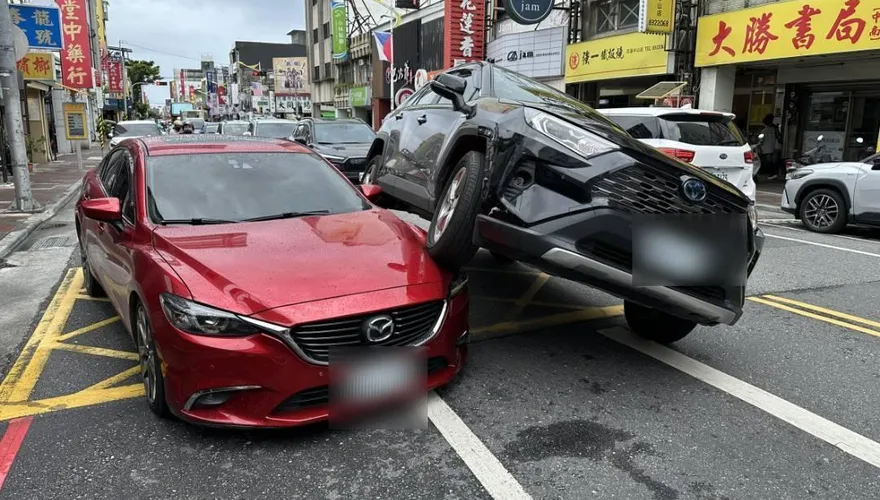 影/花蓮驚見「車疊車」！休旅車騎上轎車　第一視角曝