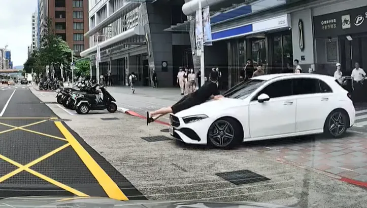 影/南京東路賓士出庫糾紛！車主掌摑保全　還頂人趴引擎蓋
