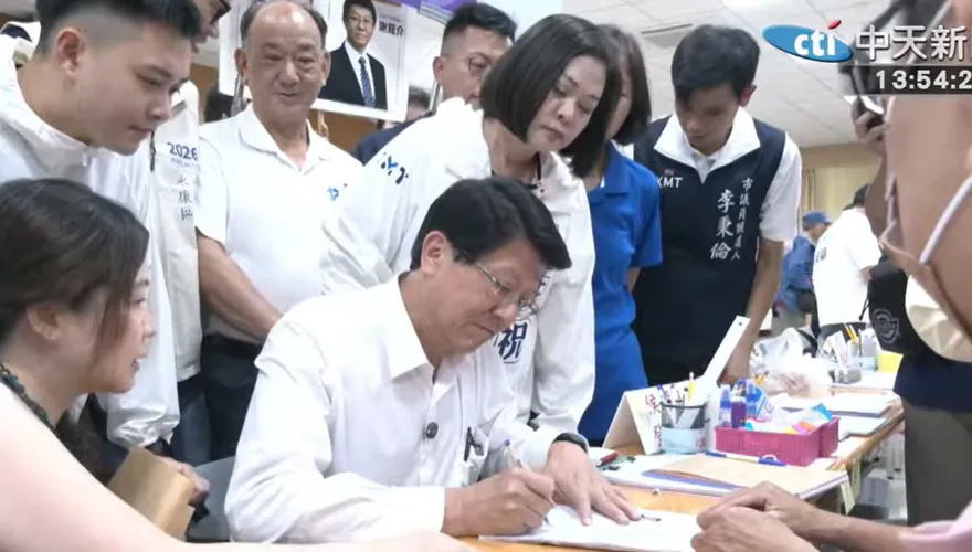 「小雞簇擁」登記參選台南市長！謝龍介喊話藍白合、議員全壘打