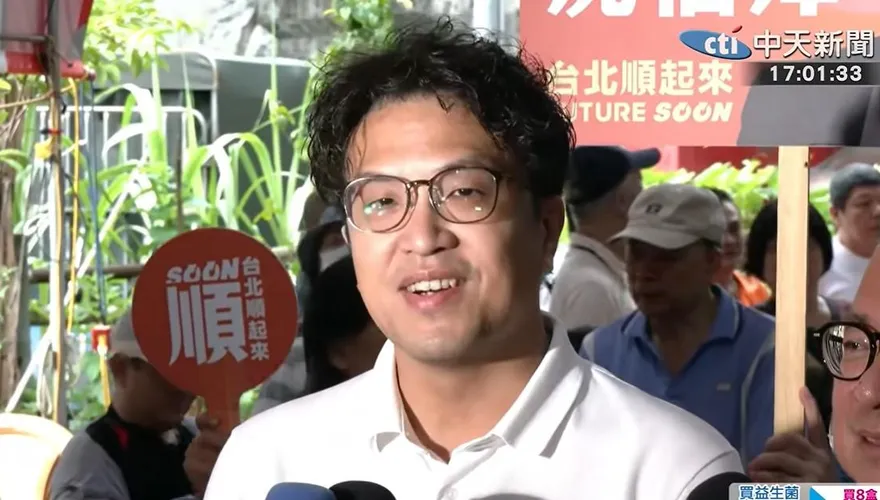 沈伯洋再喊「我不帥」！批政大新生群組換他照片：已經喧賓奪主
