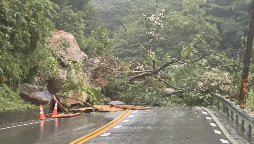 北宜公路46.3K土石坍方！雙向交通受阻　警急交管搶通