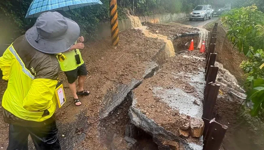 豪雨狂炸致道路中斷！屏東春日鄉士文村9/2停班停課