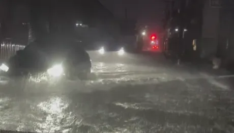 影/豪雨炸新北！直擊蘆洲馬路一度淹成小溪　轎車掀浪變快艇