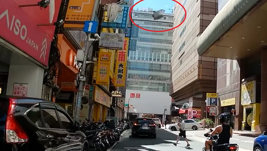 北市花盆高空砸落！騎士停讓行人　差1秒險被砸中