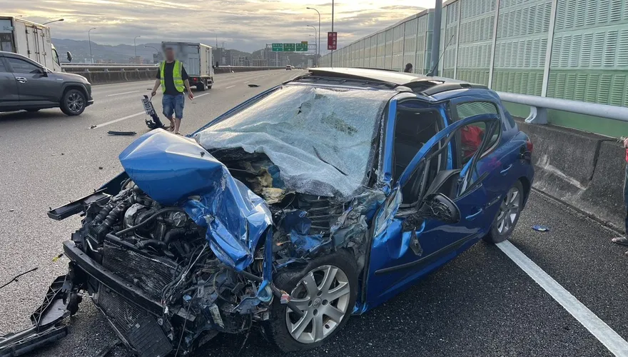 影/國1「上班慘狀」！「工程車遭追尾」釀連環事故2人送醫