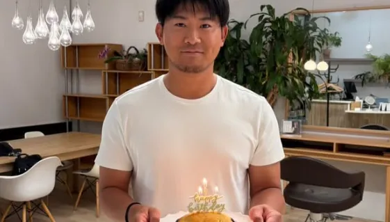 MLB/有帥哥！今永昇太過生日「一頭長髮全剪了」