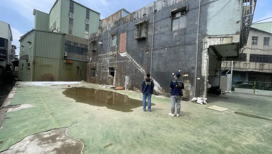 樹林電鍍廠扯拿水桶倒「毒水」！鋅超標594倍　違建全拆了