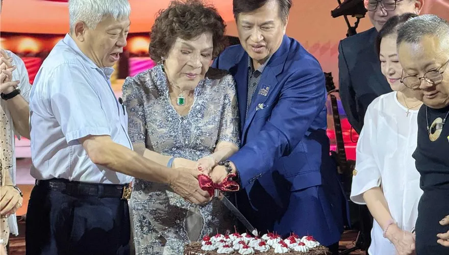 周遊淚崩！旺董祝壽喊「最佩服的台灣女性」　曝47年姐弟情