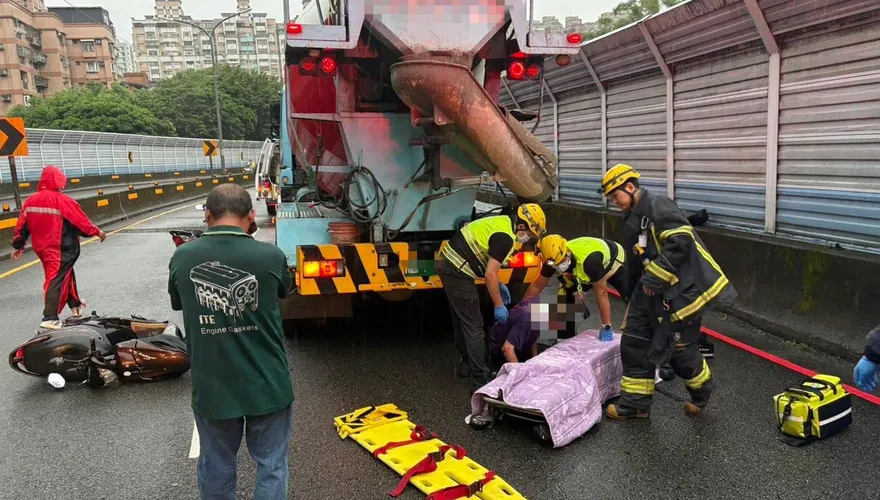 天雨路滑！新店65歲騎士自摔捲水泥車底　命大僅擦挫傷