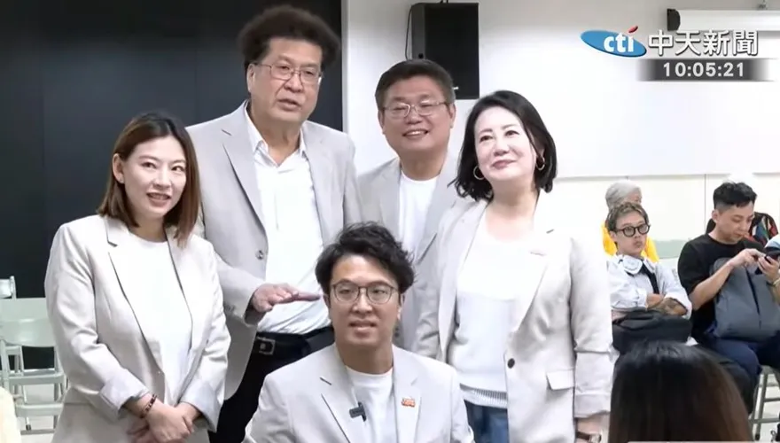 民進黨糗爆！沈伯洋強調穿台灣西裝宣傳　被抓包「Made in China」網笑噴
