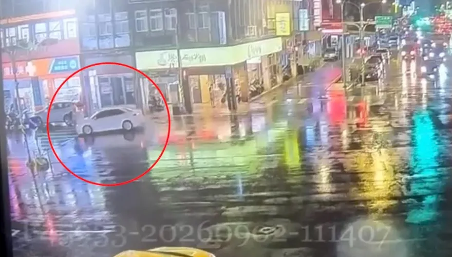 影/新店轎車轉彎未禮讓行人　婦人斑馬線上遭撞飛腦出血