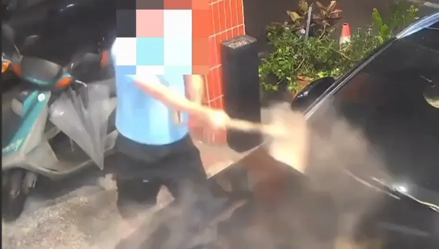 影/尋仇找錯車！花蓮男持鐵鏟猛砸賓士　落網竟是毒品通緝犯