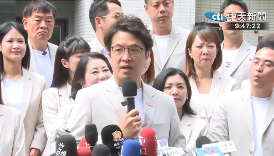 洪申翰赴陸民眾黨點名嗆「被統戰」！沈伯洋開轟造謠...連記者也躺槍