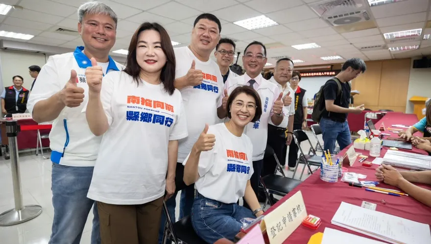 合體鄉鎮市長參選人一起登記　許淑華喊出「13+1全壘打」