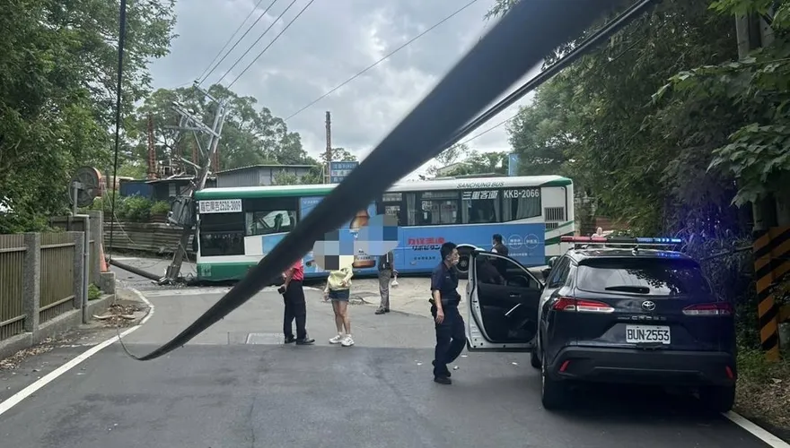 林口無人公車滑行撞斷電線桿　司機員忘拉手煞車釀禍