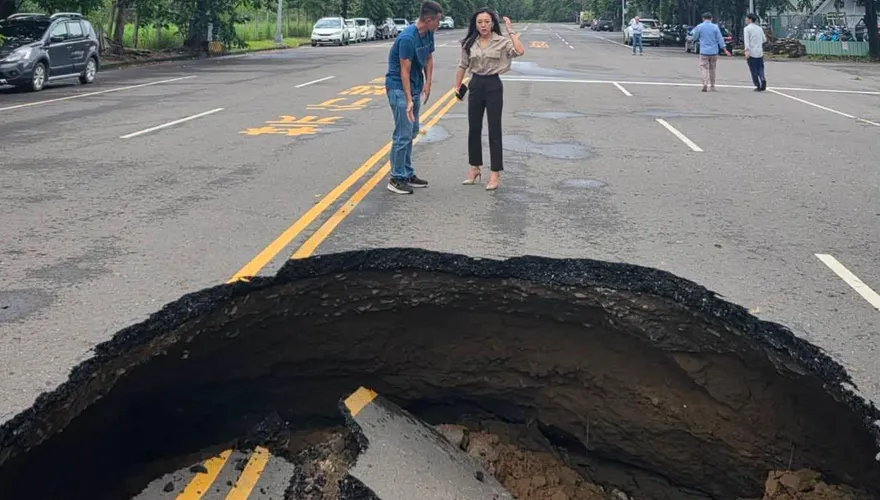 高雄又見「天坑」！楠梓路面突塌陷　議員急奔現場：鞋都來不及換