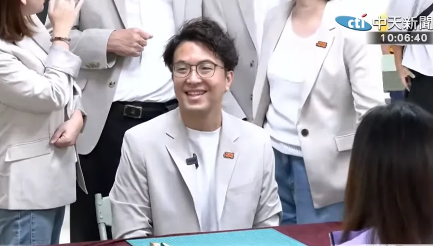 沈伯洋巧遇握手認親！連勝文驚呼「學弟」：害我不好意思批評