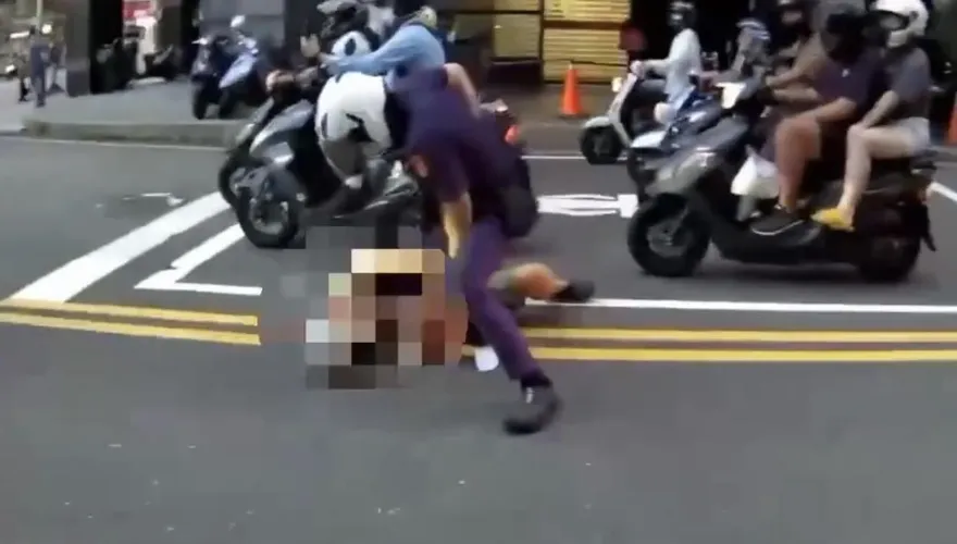 影/新北婦違規遭取締抓狂　撕罰單馬路上暴走警壓制管束