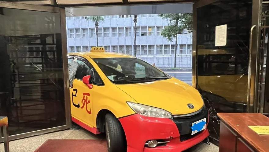 影/計程車今晨衝撞北檢！運將怒控「司法已死」、「官逼民反」