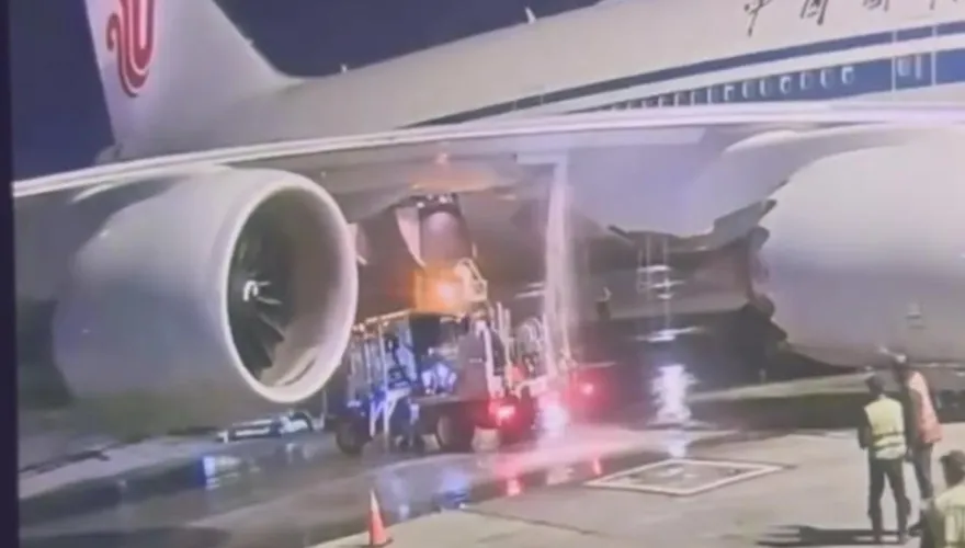 影/紐約加油驚魂！陸國航客機燃油狂洩　地勤「扯爆油管」釀禍