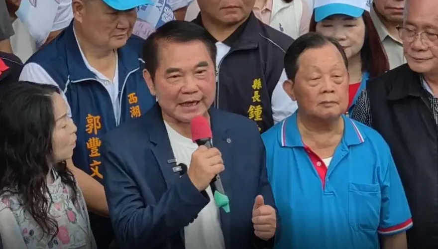 鍾東錦聲勢浩大登記參選　現場高喊「藍白一致」