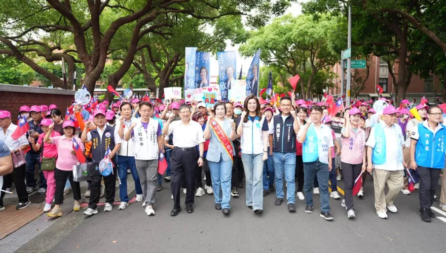 徐欣瑩登記參選新竹縣長　鄭麗文楊文科張鎮榮陪同　徐欣瑩：這一仗是廉能政治對上金權政治