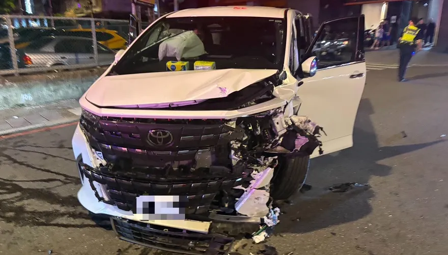 又是毒駕！土城55歲男駕車狠衝Alphard「車頭變形」釀3傷