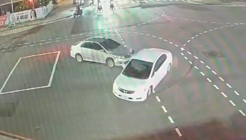 影/狂按喇叭闖紅燈！桃園轎車遭攔腰猛撞　女駕駛昏迷