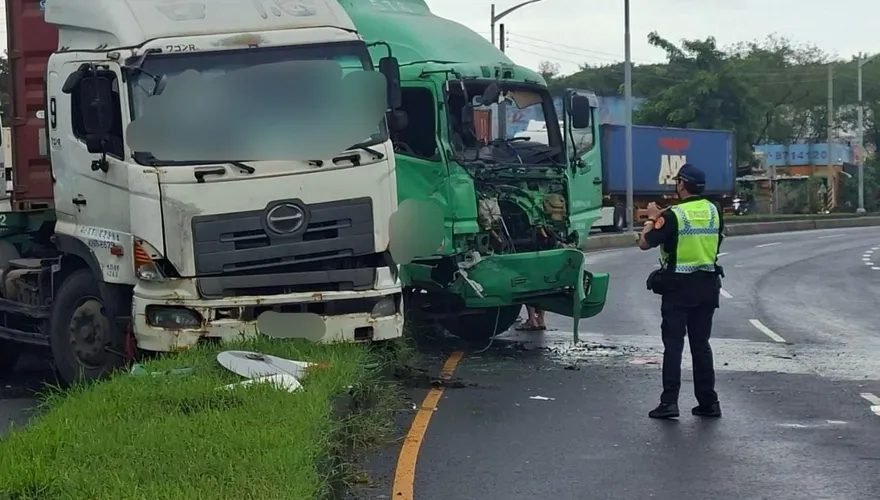 猛撞畫面曝！路面坑洞成「死亡陷阱」　2曳引車閃避不及雙雙衝上分隔島