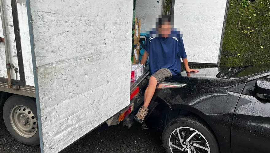 基隆貨車女駕駛忘拉手煞車　被自車車尾夾腿受困