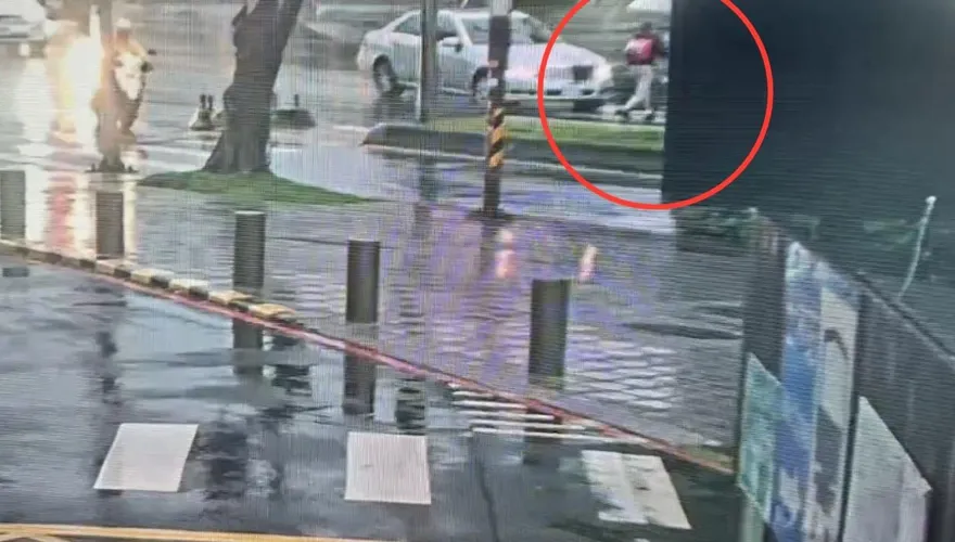 影/北市婦人撐傘小跑步過馬路　遭左轉賓士車撞飛受傷