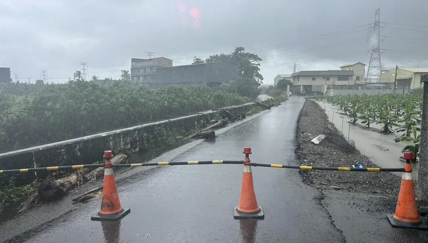 高雄豪雨下到「道路裂開」！大寮濃公路252巷緊急封路