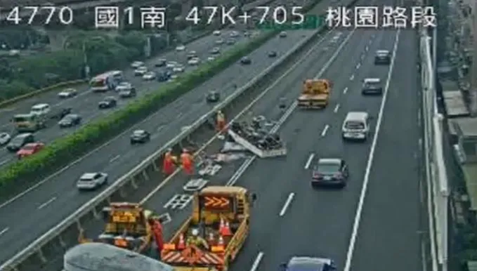 國1五楊高架車禍！小貨車自撞「四輪朝天」　驚悚畫面曝