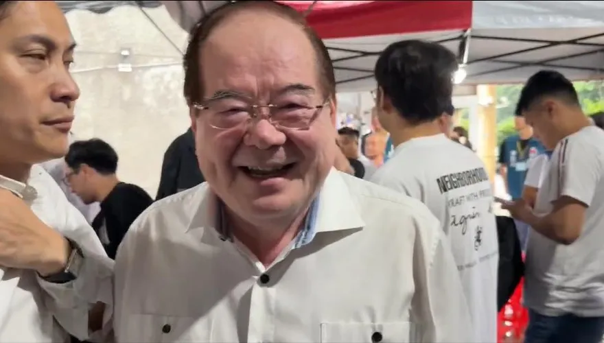 范振宗作勢掌摑鄭麗文！李乾龍摸記者喊：像我這樣摸你沒那麼嚴重
