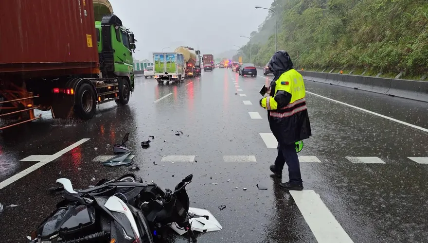 國3新台五路交流道300米2事故！火燒車、機車誤闖追撞命危