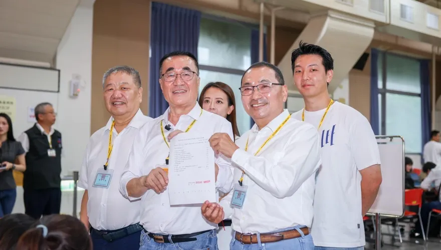 藍白全到齊！李四川壓軸完成登記　侯友宜高喊：棒子交給他