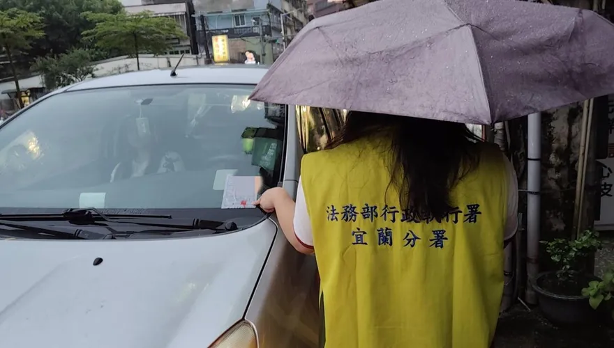 950張罰單積欠31萬！基隆男爽出國擺爛　妻救愛車急辦分期