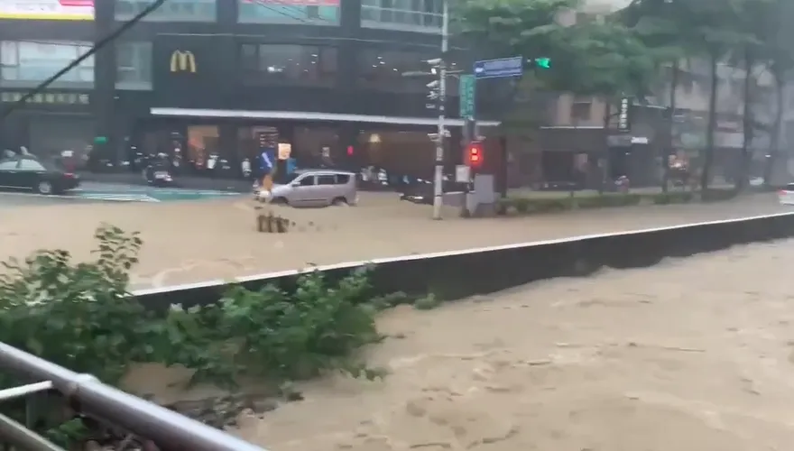 影/基隆暴雨狂炸！基金一路淹成「小黃河」慘況曝光