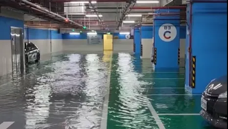 影/豪雨炸太猛！南港車站B3停車場變池塘　網驚：只能停快艇