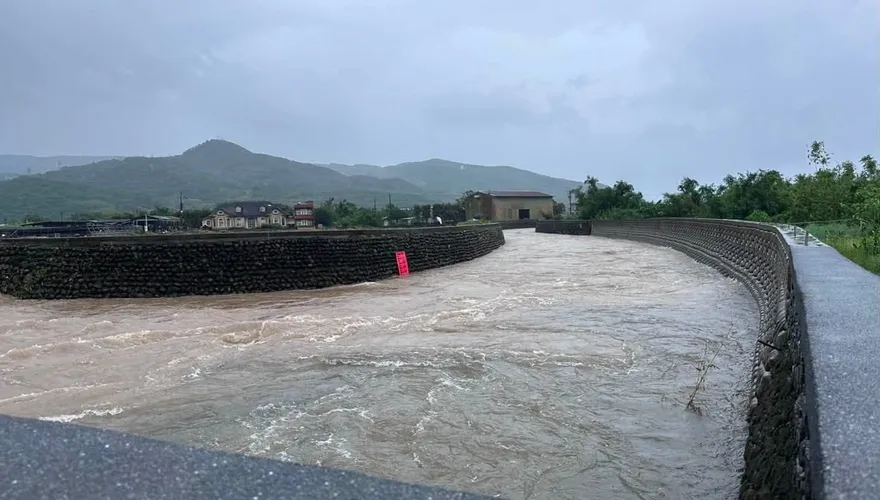 直擊新北金山、萬里豪雨漲潮大淹水　8校逾百師生緊急撤離