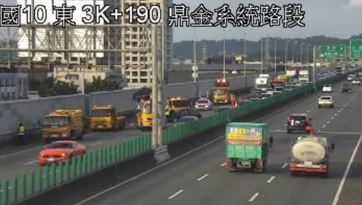 下班注意！國10轎車猛撞小貨車「卡死2車道」現場塞爆
