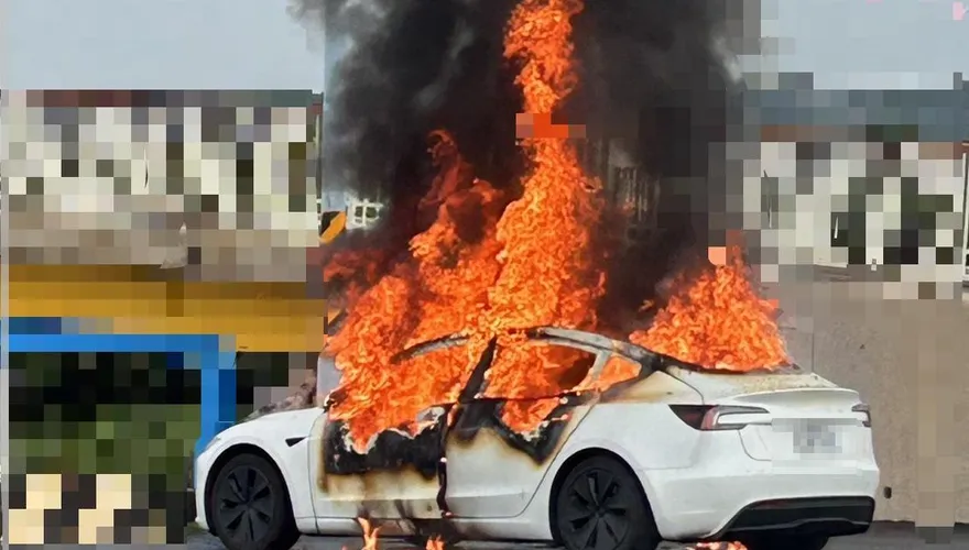 悚！竹北電動車全面燃燒火勢猛竄　40歲男受困身亡