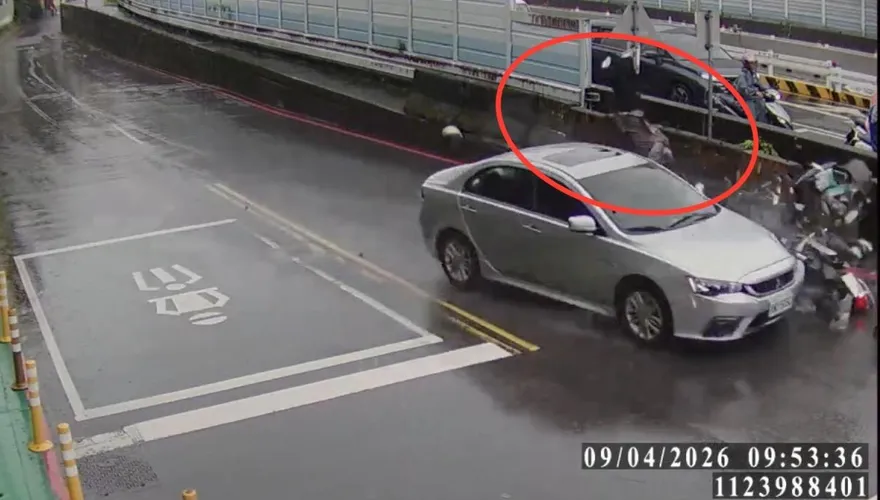 影/新店三寶車逆向撞機車　女騎士空翻2圈重落地骨折