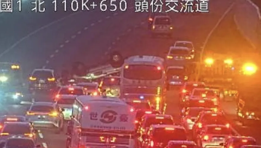 國道1號頭份段2車追撞翻覆　占3車道嚴重回堵