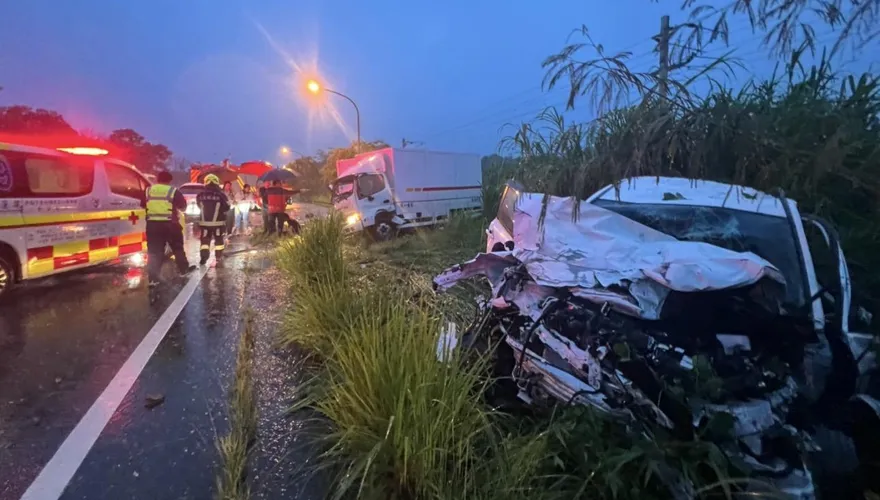 花蓮台九線貨車對撞小客車　母子受困命危送醫不治