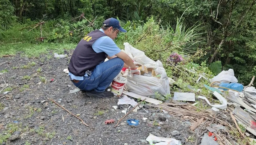 黑心廠商山坡地亂倒廢棄物　警垃圾堆中找線索逮人