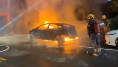 影/台南傳連環爆炸聲！油電車燒成火球...疑滑板車鋰電池惹禍