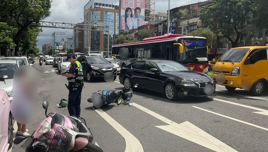 影/驚險畫面曝！北市工程車倒退撞公車　釀4人受傷