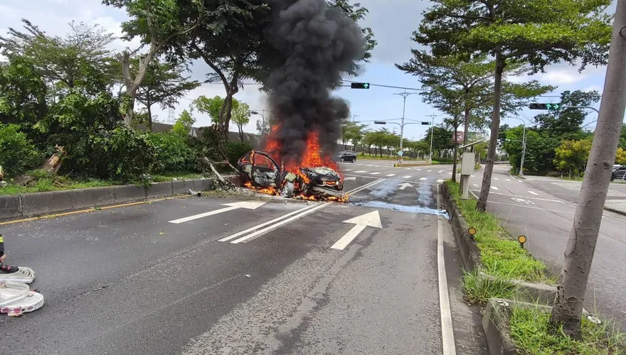 影/烏日火燒車！19歲駕駛自撞安全島　4人急逃生、3人送醫