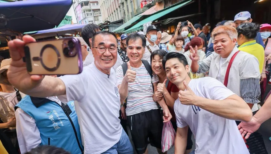 與蔣萬安板橋掃街拚選情　李四川高喊：不懼風雨向前行